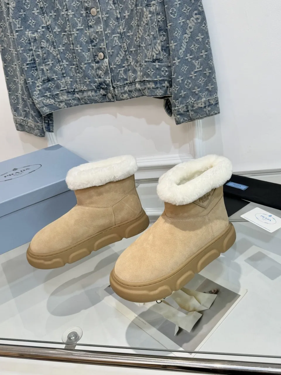 👟👟Ex-factory price 600👟👟 Prada’s popular snow boots, ski boots, so cute and cute →_→ From the Prada limited series, unique. The fur-integrated fabric creates ideal softness. The short-cut version can be worn in the city or in the mountains. It makes the calves look slimmer. It is warm and has a concave shape. The size is 35-40. 41Customized